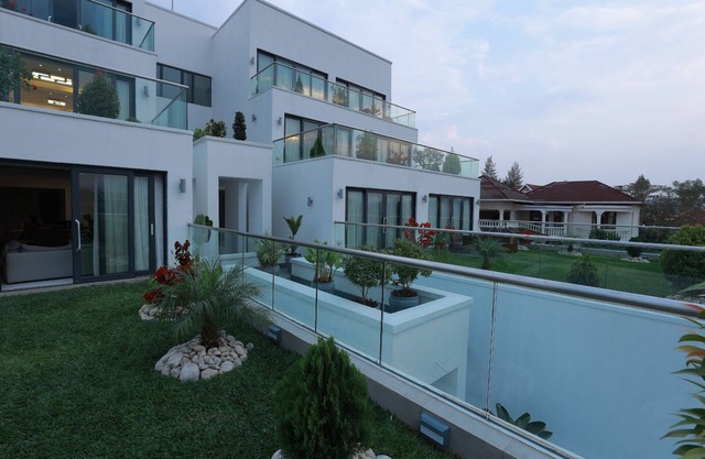 White Stone Apartments Nyarutarama