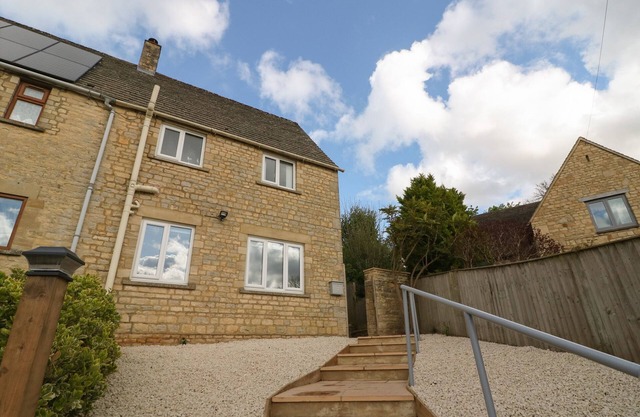 WHITE STONES, pet friendly, with open fire in Fulbrook