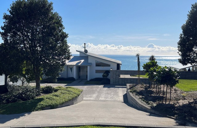WhiteCliffs Waterfront Beach House nBeautiful sea views.
