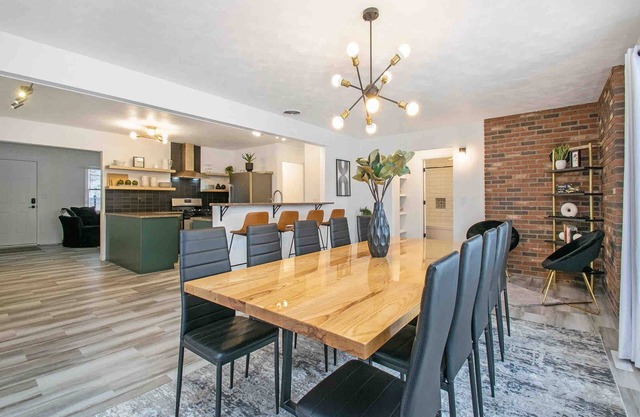 Whitehouse Retreat! 4-bedroom house with Pool, WiFi and AC in tranquil Goshen
