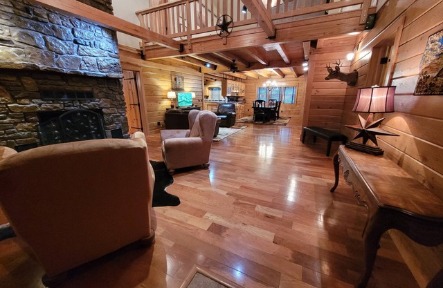 Whitetail Cabin - fireplace, theater room, Wifi!, Family-Sized Log Cabin at Beaver Lake w Forest Vie