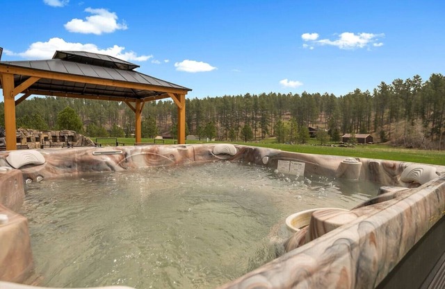 Whitetail · Leighton`s Lodge-Hot Tub-Borders National Forest