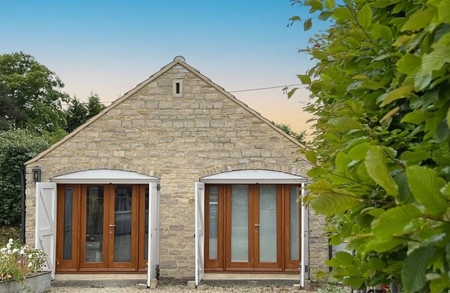 Whitley Old Garage, Whole Snug Luxury Cottage - Nr Lacock, Bath, Cotswolds