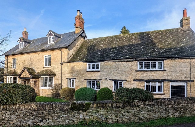 WHITTINGTON HOUSE, family friendly, with hot tub in Long Compton