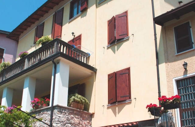 Whng. with 2 bedrooms, bathroom and balcony with fantastic mountain views.