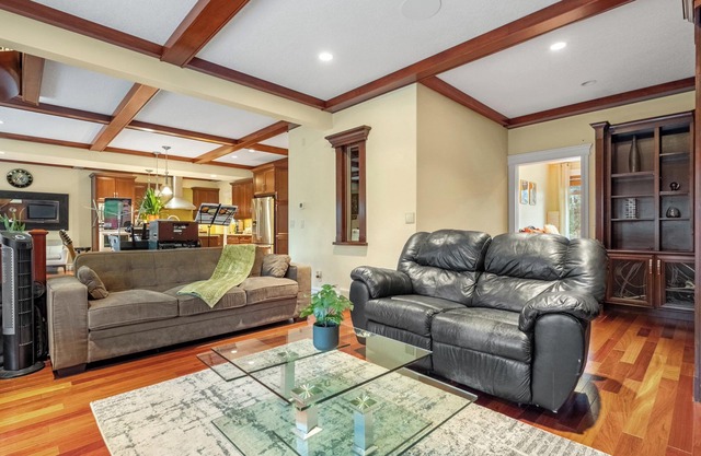 WHOLE HOUSE/TOP-NOTCH AREA/7 BEDROOM/SLEEPS 23 PERSONS/FULL KITCHEN