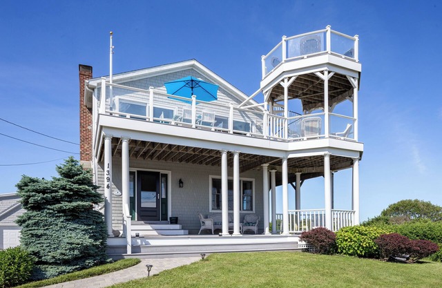 Wide ocean views from Block Island to Newport Bridge,5 minutes to beaches, ferry