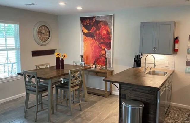 WILD CARD SUITE: Unit B. Casino Retreat & Pickleball court
