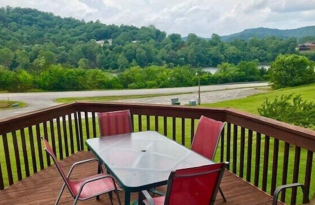 Wild Goose Landing Fireplace, Vaulted Ceilings 3 Bedroom 3 Bath Town-home Close