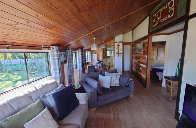 Wildwood Cabin - Sleeps 6, Hot Tub & Parking