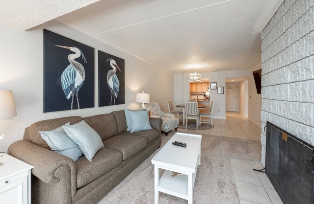 Will O' The Wisp 2077B: Unique Lakefront One Bedroom Condo, 2 Queen Beds, 2 Fire
