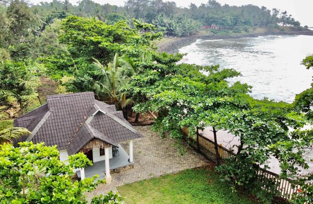 Willo stays The Metro Landsend Beach Resorts