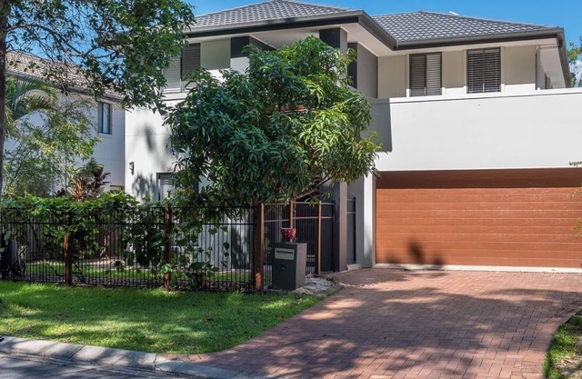 Willow - Charming Retreat with Garden & Patio