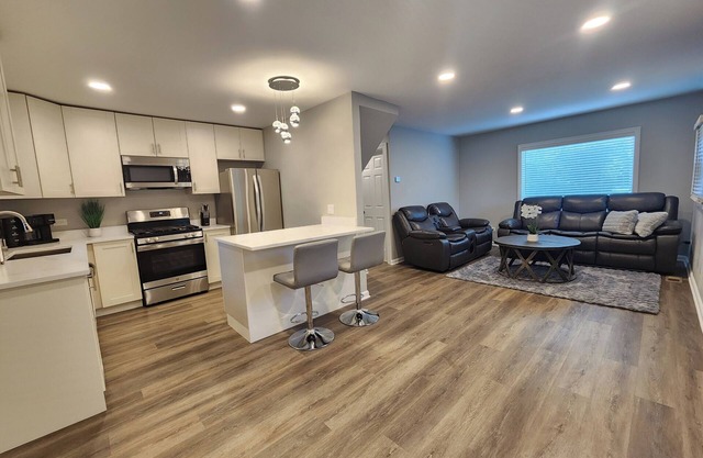Willowbrook Gem 3-bedroom house with AC, WiFi, next to Forest Preserve