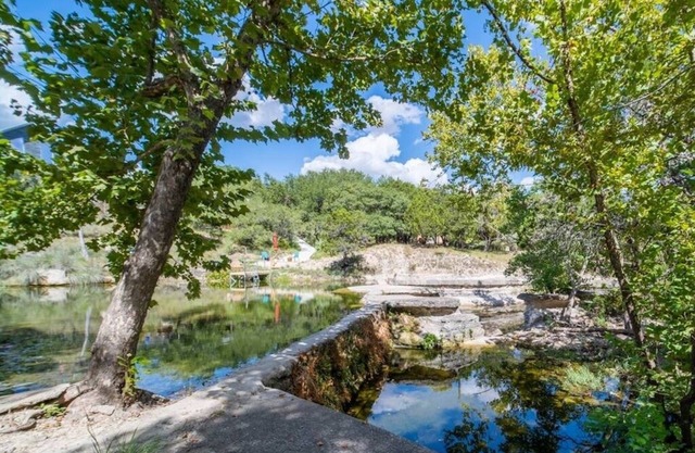 Wimberley Creek-View Retreat Spacious Home & Barn w/Porch for Reunions & Trips