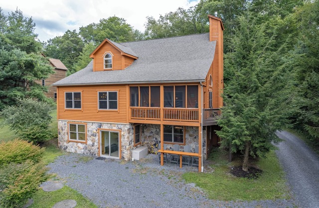 Windysun West: Lake Area, Hot Tub, Pool Table, Fire Pit, Fireplaces!