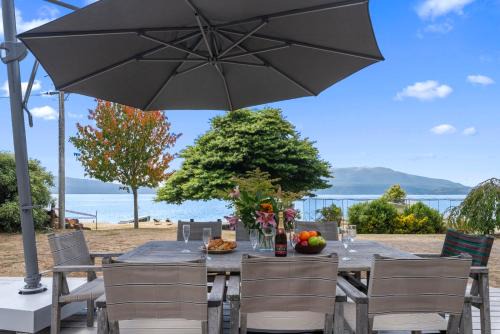 Winstone Cottage - Waterfront Lake Tarawera Home