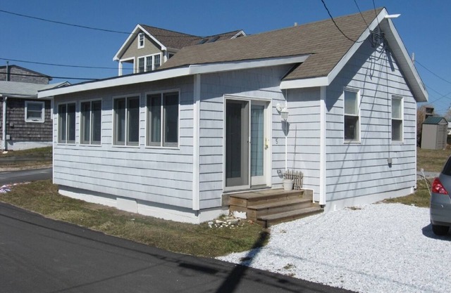 WINTER DISCOUNT/Gorgeous, quaint cottage one block from private beach!