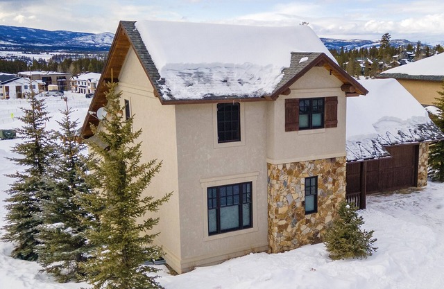 Winter Park Home w/views, heated garage, hot tub!