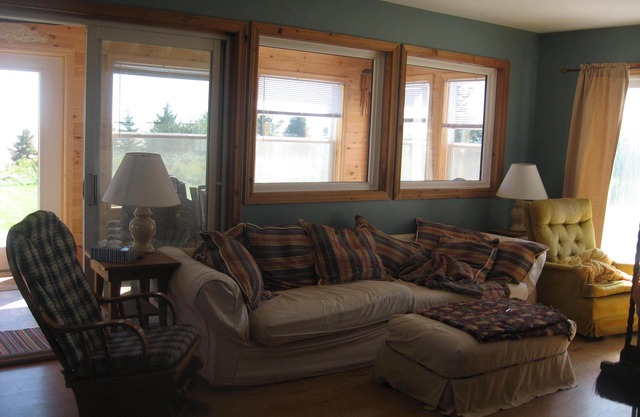 Winterized beachfront cottage with fireplace, screened in porch and deck