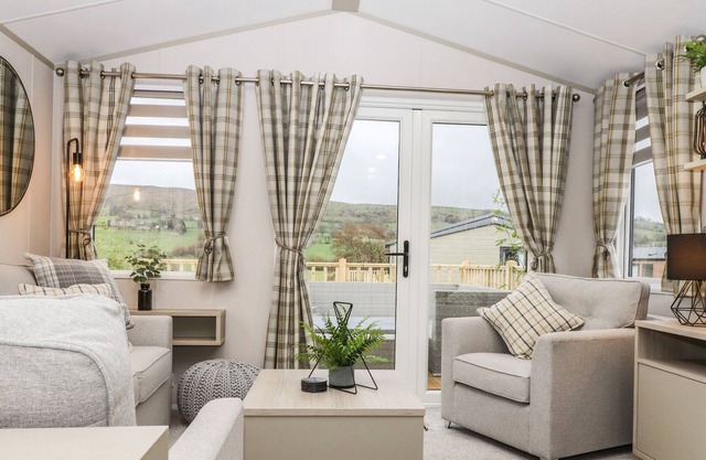 WISWELL VIEW LODGE, family friendly in Barrow, Lancashire