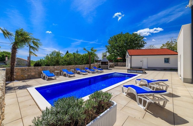 With 28m2 pool not far from the healing mud bay