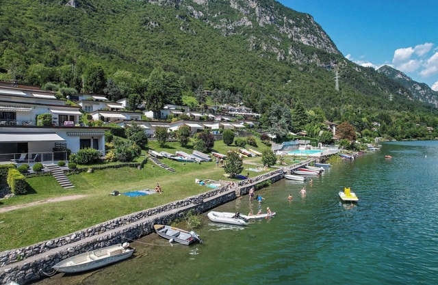 With terrace directly on the lake