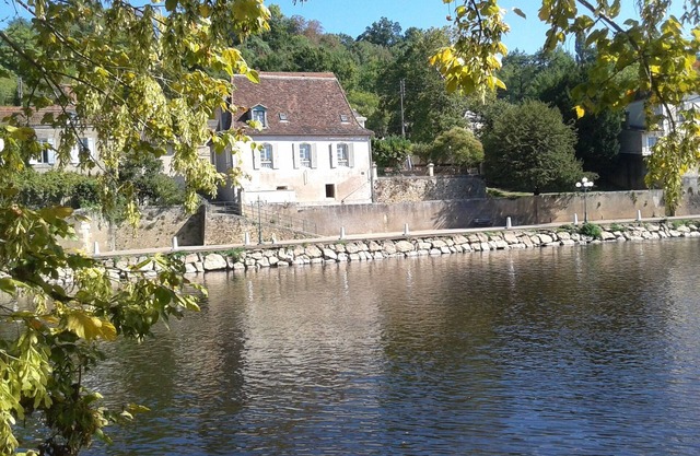 Within a few minutes walk to Le Bugue, magnificient detached house, great views.