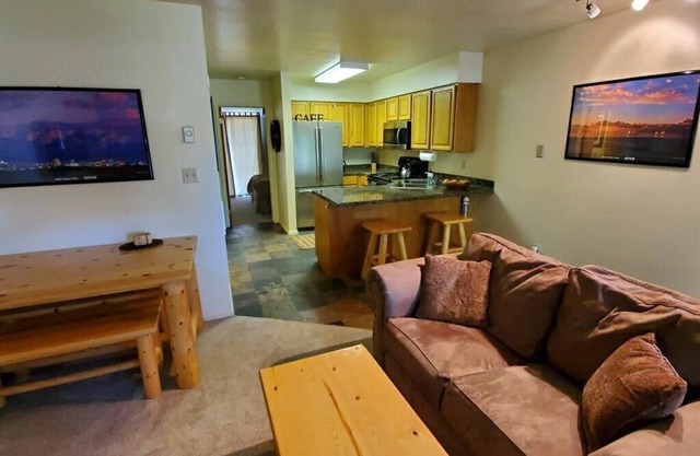 Wolf Lodge 2BR Condo in Eden ,Utah Sleeps 6 Just minutes from Powder Mountain