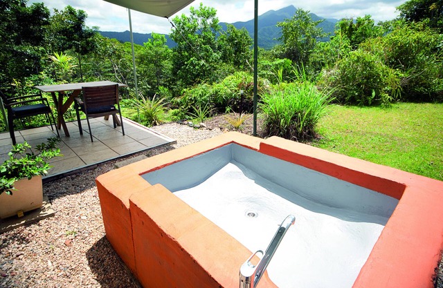 Wompoo Eco Retreat - Rambutan Bungalow with views