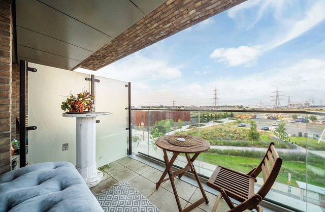 Wonderful 1BR Flat with Amazing Balcony Views