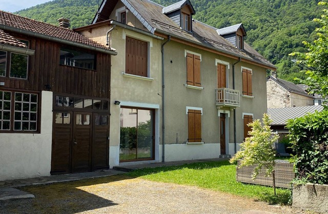 Wonderful detached house in centre of Luchon 200m from Gondola, private parking!