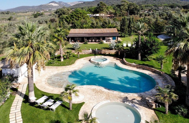 Wonderful private villa with A/C, private pool, hot tub, WIFI, TV, patio and pets allowed