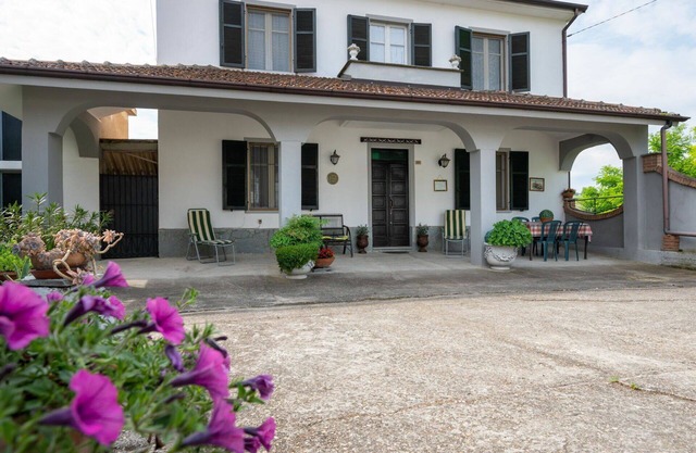 Wonderful private villa for 6 guests with terrace and pets allowed