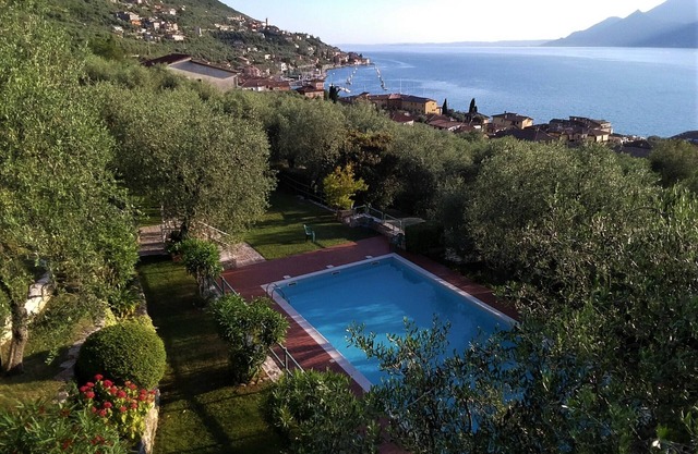 Wonderful lake view with private garden and pool among olive trees