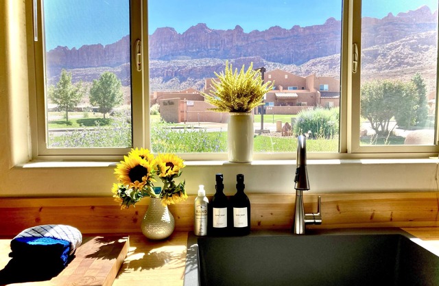 Wonderful New Listing- Moab Getaway Renovated Luxury Rim Vista *Pool Hot-tub*