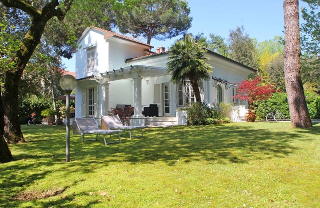 Wonderful private villa with A/C, WIFI, TV, veranda and pets allowed, close to Forte Dei Marmi