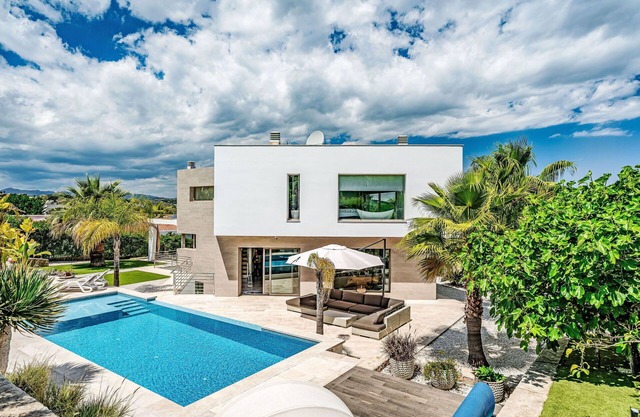 Wonderful private villa for 8 guests with A/C, WIFI, private pool, hot tub, TV and patio