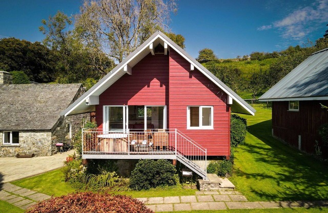 Wonderful private villa for 4 people with hot tub, WIFI, TV and patio