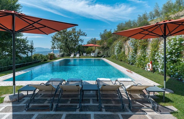 Wonderful private villa for 18 guests with A/C, private pool, WIFI, hot tub, TV and patio