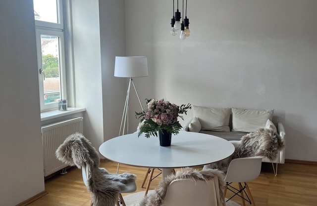 Wonderful spacious (130m2) apartment next to Naschmarkt, 5 min to Karlsplatz