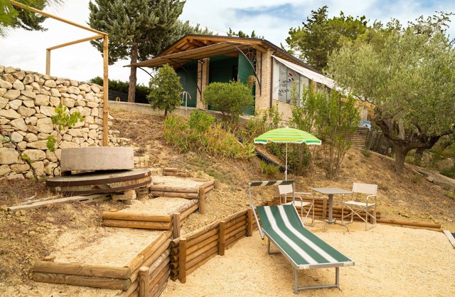 Wonderful villa for 4 people with WIFI, hot tub, A/C, patio, pets allowed and panoramic view