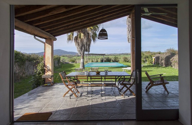 Wonderful villa with swimming pool near the sea.