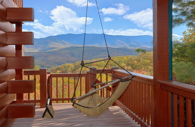 WONDROUS VIEWS! Luxury Dream Cabin! 5 Mins to Town! Hot Tub! Media & Game Rooms!