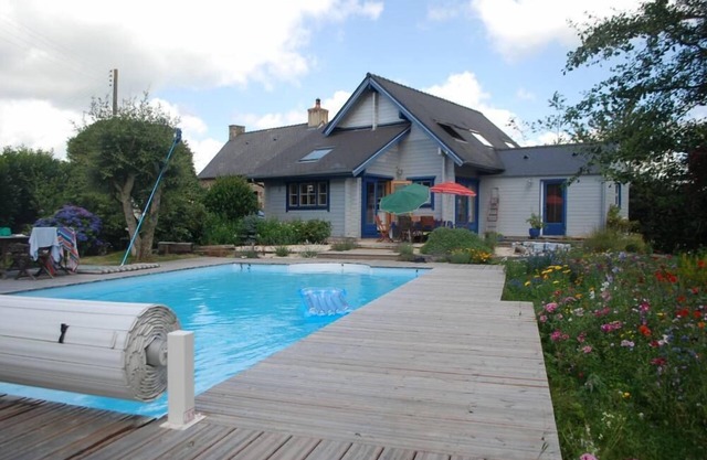 Wood, glass and stone house in the countryside with garden and swimming pool (5m x 10m)