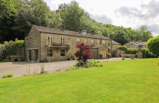 WOODBOTTOM FARM, pet friendly, luxury holiday cottage in Meltham