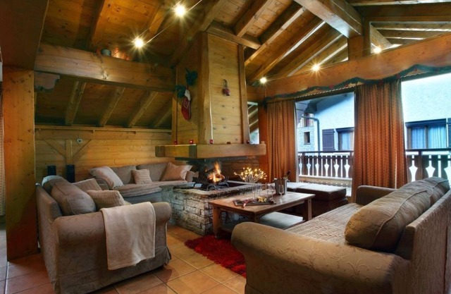 Wooden chalet with jacuzzi 300m from the ski slopes.