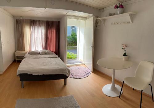 Wooden house studio 1 km from river Turku