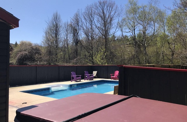 Woodland Edge (7 bedrooms+Hot Tub+Pool for summer)