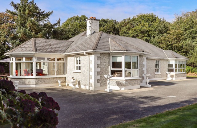 WOODLAWN, family friendly, with open fire in Kilmore, County Wexford